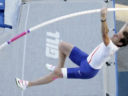 Lavillenie, saltando 5,80m el miércoles pasado, en las calles de Des Moines (EE UU).