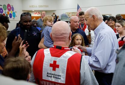 El presidente de Estados Unidos, Joe Biden, visita la escuela de primaria Suwannee Pineview, en Live Oak (Florida), en la zona más afectada por el paso del huracán 'Idalia'.