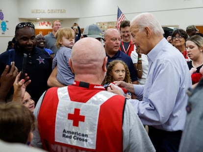 El presidente de Estados Unidos, Joe Biden, visita la escuela de primaria Suwannee Pineview, en Live Oak (Florida), en la zona más afectada por el paso del huracán 'Idalia'.