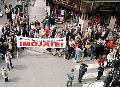 Empleados de Fontaneda fueron ayer a Palencia para asistir al pleno de la Diputación, que trató del cierre de la fábrica.