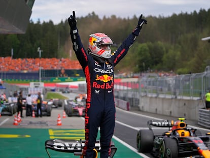 Max Verstappen celebra sobre su Red Bull la victoria en el GP de Austria, este domingo.