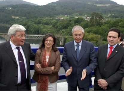 Touriño, la consejera de Política Territorial y los alcaldes de Crecente (Pontevedra) y Cortegada (Ourense) sobre el nuevo puente sobre el Miño.