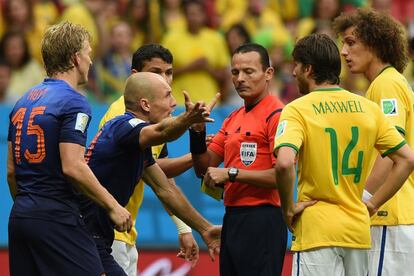 O atacante holandês Arjen Robben discute com o árbitro Djamel Haimoudi sobre a falta de Thiago Silva.