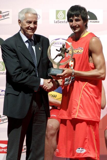 El secretario general de la FIBA en Europa, Nar Zanolin, le hace entrega a Ricky Rubio del trofeo.