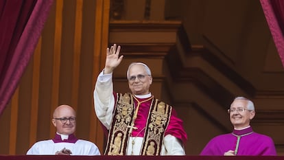 El nuevo Papa asomado al balcón de San Pedro del Vaticano.