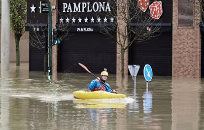 Un hombre con una canoa en una vía inundada del barrio de Rotxapea, a 10 de diciembre de 2021, en Pamplona, Navarra, (España). El Gobierno de Navarra ha activado el nivel de preemergencia por inundaciones con el fin de mantener una vigilancia permanente y exhaustiva de la evolución de los caudales de los ríos navarros, afectados por las precipitaciones asociadas a la borrasca Barra y el deshielo de la nieve caída durante los últimos días.