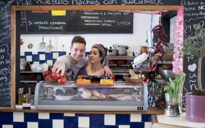 Lorena y Vincent ofrecen en el caf&eacute; Cultural de R&oacute;terdam desde salmorejo o una ca&ntilde;a de cerveza hasta rutas guiadas en espa&ntilde;ol por el centro de la ciudad. 