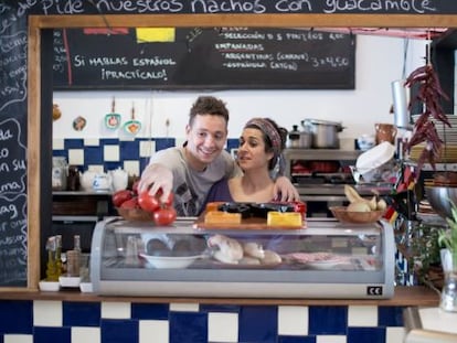 Lorena y Vincent ofrecen en el caf&eacute; Cultural de R&oacute;terdam desde salmorejo o una ca&ntilde;a de cerveza hasta rutas guiadas en espa&ntilde;ol por el centro de la ciudad. 