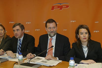 Ángel Acebes, Mariano Rajoy y Soraya Sáenz de Santamaría, ayer, en el Comité Ejecutivo del PP.