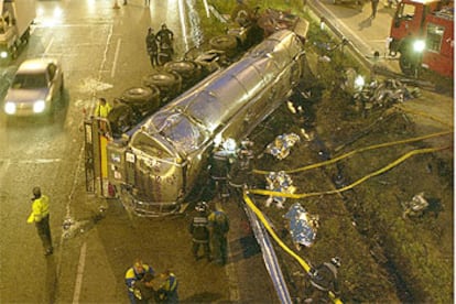 Los cuerpos de los tres fallecidos yacen cubiertos junto al camión volcado.