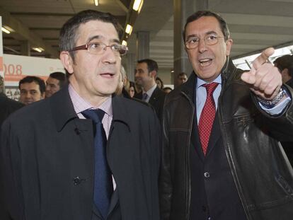 Bilbao (a la derecha) habla con el <b><i>lehendakari</b></i> López en un acto público en Barakaldo.