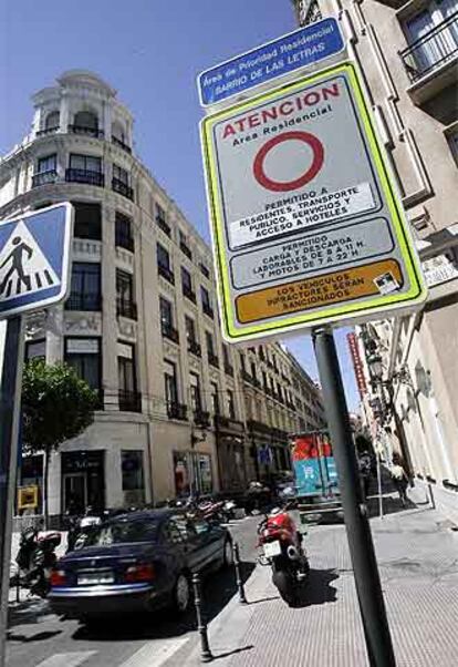 Señal de restricciones al tráfico en el barrio de Las Letras.