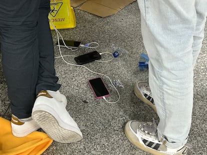 Varios móviles en carga en la estación de Atocha, en la noche del gran apagón.