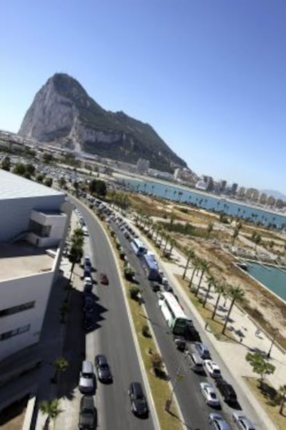 Vista de las colas en los accesos por carretera a Gibraltar desde La L&iacute;nea de la Concepci&oacute;n.