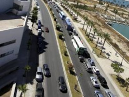 Vista de las colas en los accesos por carretera a Gibraltar desde La L&iacute;nea de la Concepci&oacute;n.