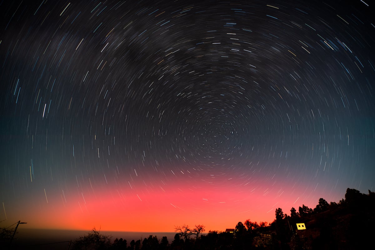 Una aurora boreal provocada por una fuerte tormenta solar ilumina la noche de España