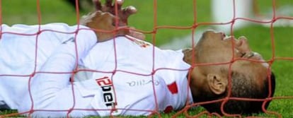 Luis Fabiano se lamenta dentro de la portería tras una ocasión fallada.