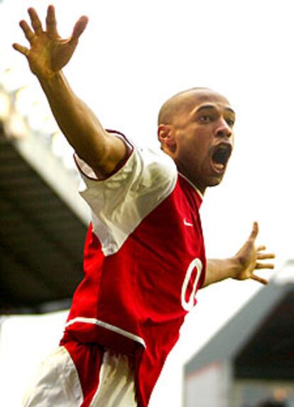 Henry celebra el tanto del Arsenal ayer en Highbury.