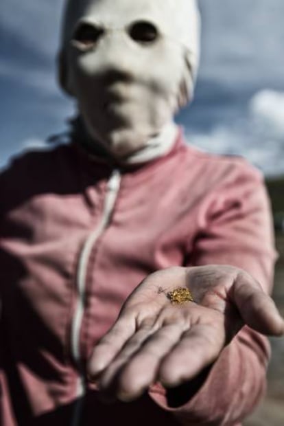 Tungalatamir muestra las ganancias de un duro día de trabajo. 9,4 gramos de oro.