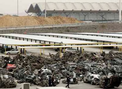 Vehículos afectados por la bomba que ETA hizo estallar el 30 de diciembre en el aeropuerto de Barajas.