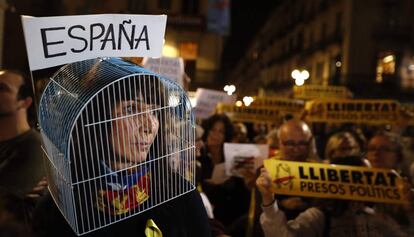 Una manifestante en la concentración en la Plaza Sant Jaume por la libertad de los encarcelados