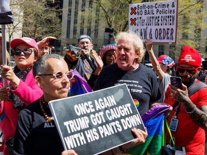 Partidarios de Trump chocan con una detractora del expresidente estadounidense a las puertas del juzgado, el 15 de abril en Nueva York.