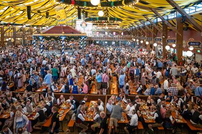 Interior de la carpa de Paulaner en el Oktoberfest, este jueves, donde caben más de 6.000 personas.