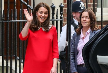 Kate Middleton abandona el hospital St. Mary después de dar a luz a su tercer hijo.