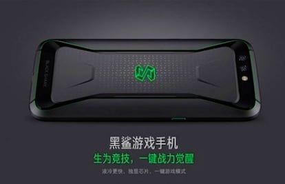 El diseño de este Xiaomi Black Shark evoca al de los ordenadores para gaming con su logotipo retroiluminado LED