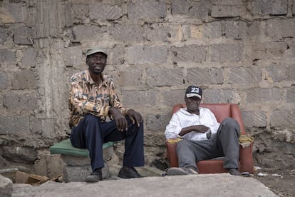 Dos vecinos pasan el día al aire libre, acomodados en un cojín y un sillón que han quedado entre los escombros. Cuando recibieron la noticia, los habitantes decidieron combatir porque no querían permitir que les quitaran sus casas en nombre de una construcción de carreteras sobre la que nadie les había preguntado.