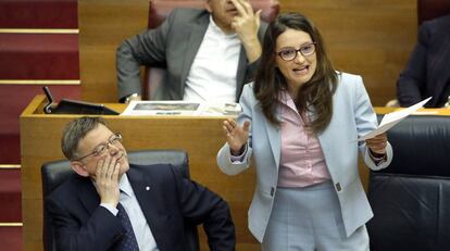 El president de la Generalitat, Ximo Puig y  la vicepresidenta del Consell, M&oacute;nica Oltra, en las Cortes.