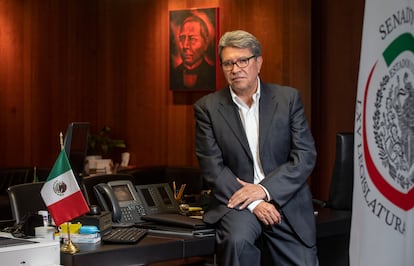 Retrato del senador Ricardo Monreal ensu oficina en el Senado de la República en la Ciudad de México, el día 16 de mayo del 2023.