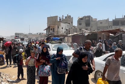 Una multitud de palestinos huye de Jan Yunis tras la orden de evacuación del ejército israelí, el 22 de julio de 2024.