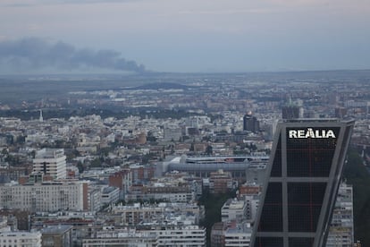 Columna de humo del incendio de Seseña vista desde la torre Cepsa, el 13 de mayo.