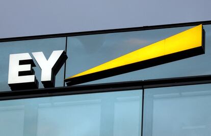 El logo de EY en unas oficinas de la firma.