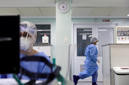 Profissionais de saúde na linha de frente do combate ao coronavírus no hospital Nossa Senhora da Conceição, em Porto Alegre, na sexta-feira, 17 de abril.