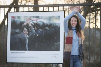 Bárbara Durán posa sobre una fotografía suya de 2004 en una manifestación en Madrid.