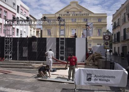 Unos trabajadores ultiman los preparativos frente al Teatro Cervantes de Málaga, antes de la inauguración del festival de cine español de la ciudad.