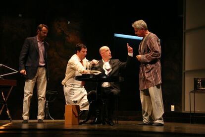 Un momento del montaje de 'La cena de los idiotas', protagonizado por Josema Yuste, Agustín Jimenez y Féliz Álvarez