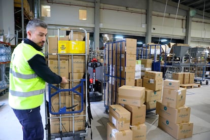 Un trabajador de Planeta Huerto mueve un carro lleno de pedidos de hasta 15 kilos que Correos enviará a algún lugar de España.