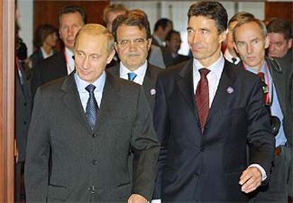 Vladímir Putin y Anders Fogh Rasmussen, en Bruselas en noviembre de 2002.