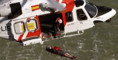 Rescate en helicóptero de una alpinista a los pies del castillo de Peñíscola.