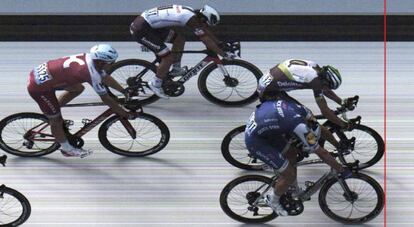 Kittel, en la parte inferior, gana a Boasson Hagen en la meta de la séptima etapa del Tour.