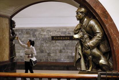 Estatuas de cazadores en el metro de Moscú