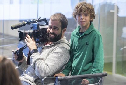 No había cámara que se resistiera ante los jóvenes periodistas, pero Jaime Casal se resistió a la hora de ceder la suya a Hugo. El equipo de vídeo del diario EL PAÍS estuvo en todo momento atento a la visita de los pequeños, la pieza creada se puede ver también en la sección Planeta Futuro junto al resto de contenidos preparados para celebrar el Día Universal de la Infancia.