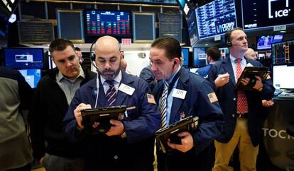 Agentes de bolsa trabajan en el piso de la Bolsa de Nueva York.