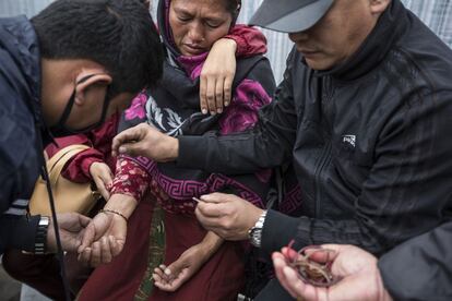 Los familiares de un trabajador fallecido en el Golfo rompen las pulseras de la viuda durante la cremaci&oacute;n. Es un acto simb&oacute;lico que significa que, una vez que el marido ha muerto, la mujer debe vivir una vida sencilla.