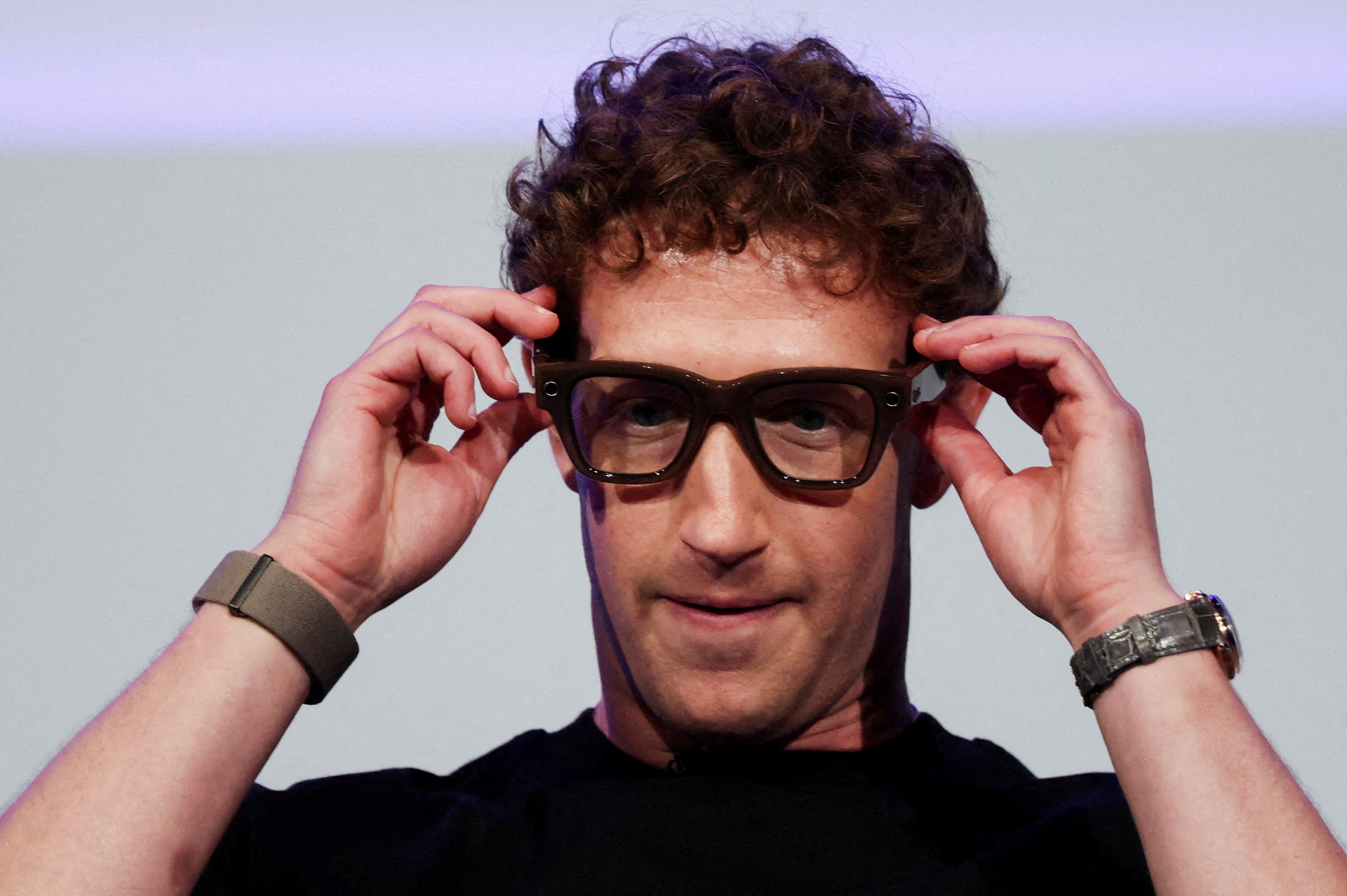 Mark Zuckerberg muestra el nuevo modelo de Ray-Ban Meta en el acto celebrado esta madrugada en California.