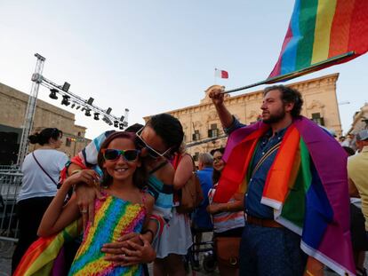 Varias personas celebran la aprobación del matrimonio entre personas del mismo sexo este miércoles en La Valeta.