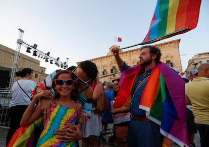 Varias personas celebran la aprobación del matrimonio entre personas del mismo sexo este miércoles en La Valeta.